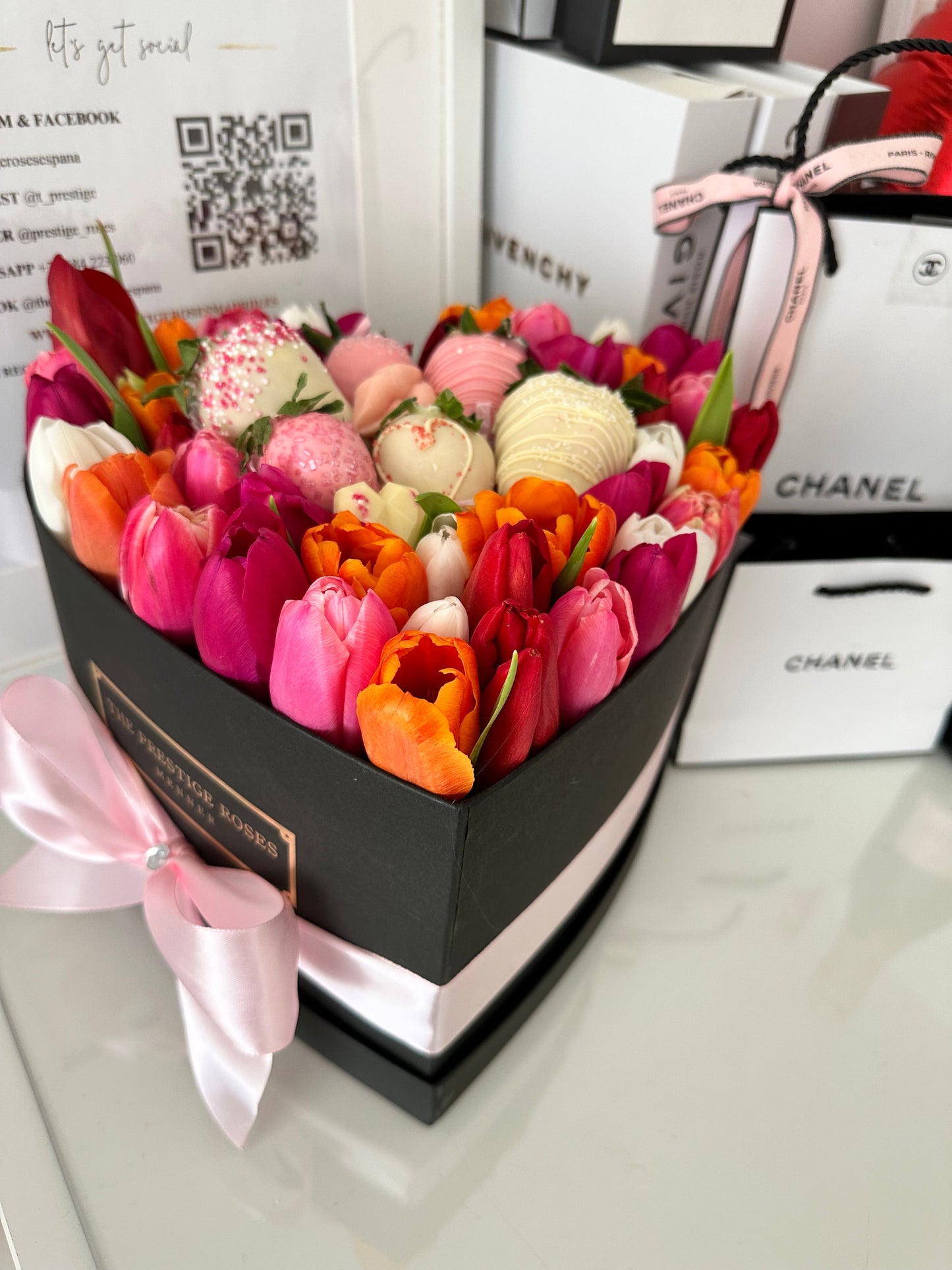 Caja de Tulipanes Frescos Combinados con Fresas Bañadas en Chocolate! | Hello Berry Madrid