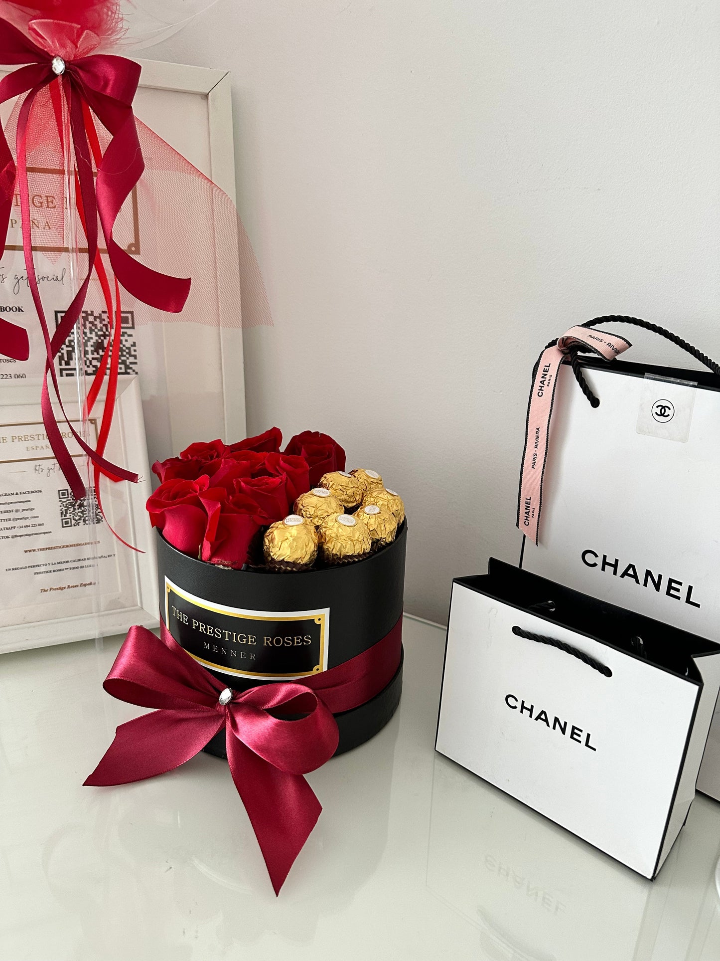 Caja de Rosas Frescas con Chocolate Ferrero Love | Hello Berry Madrid
