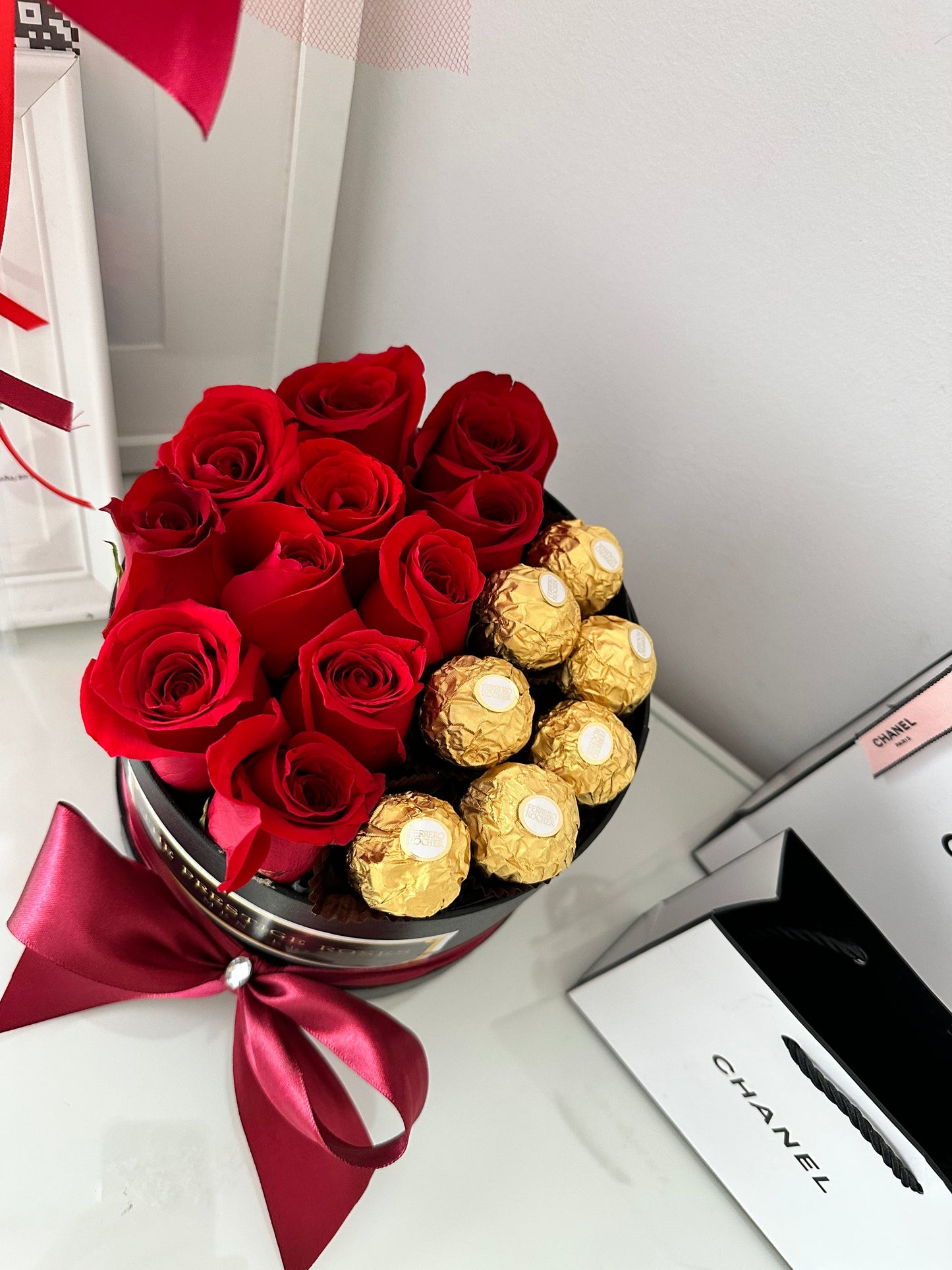 Caja de Rosas Frescas con Chocolate Ferrero Love | Hello Berry Madrid
