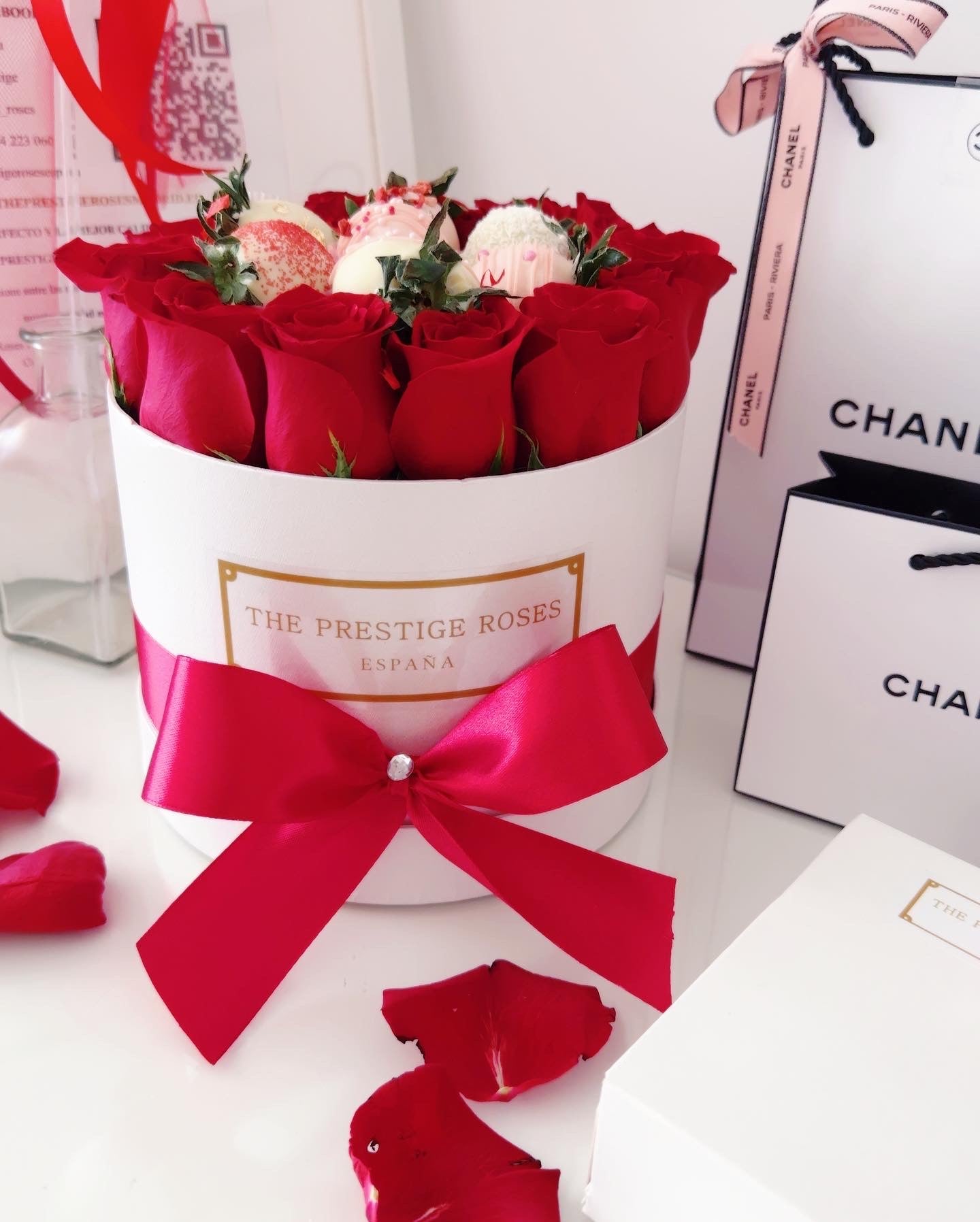 Caja de Rosas Frescas con Fresas cubiertas con chocolate / Hello Berry Madrid