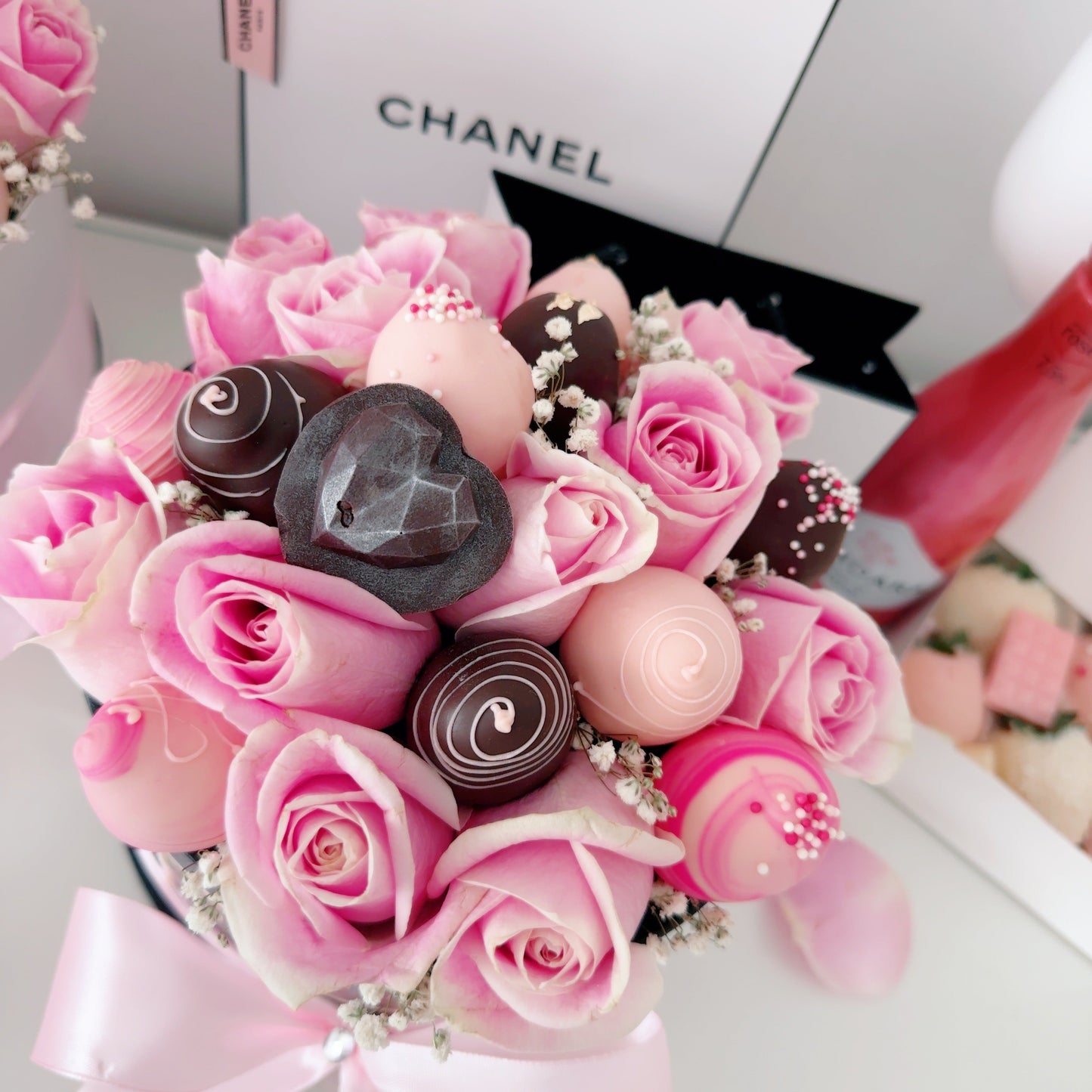 Caja de Rosas Frescas con Fresas Cubiertas con Chocolate | Hello Berry Madrid
