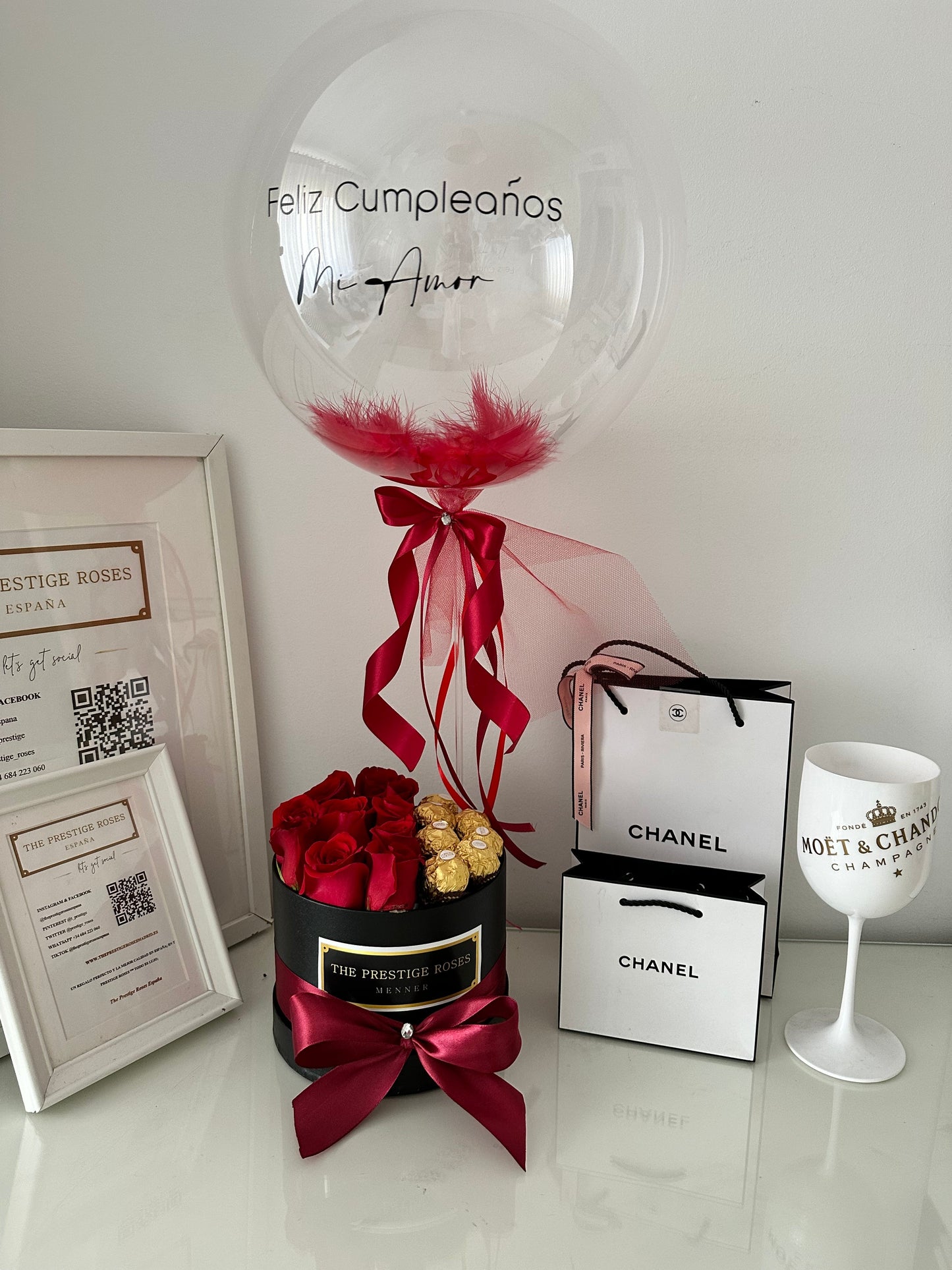 Caja de Rosas Frescas con Chocolate Ferrero Love | Hello Berry Madrid