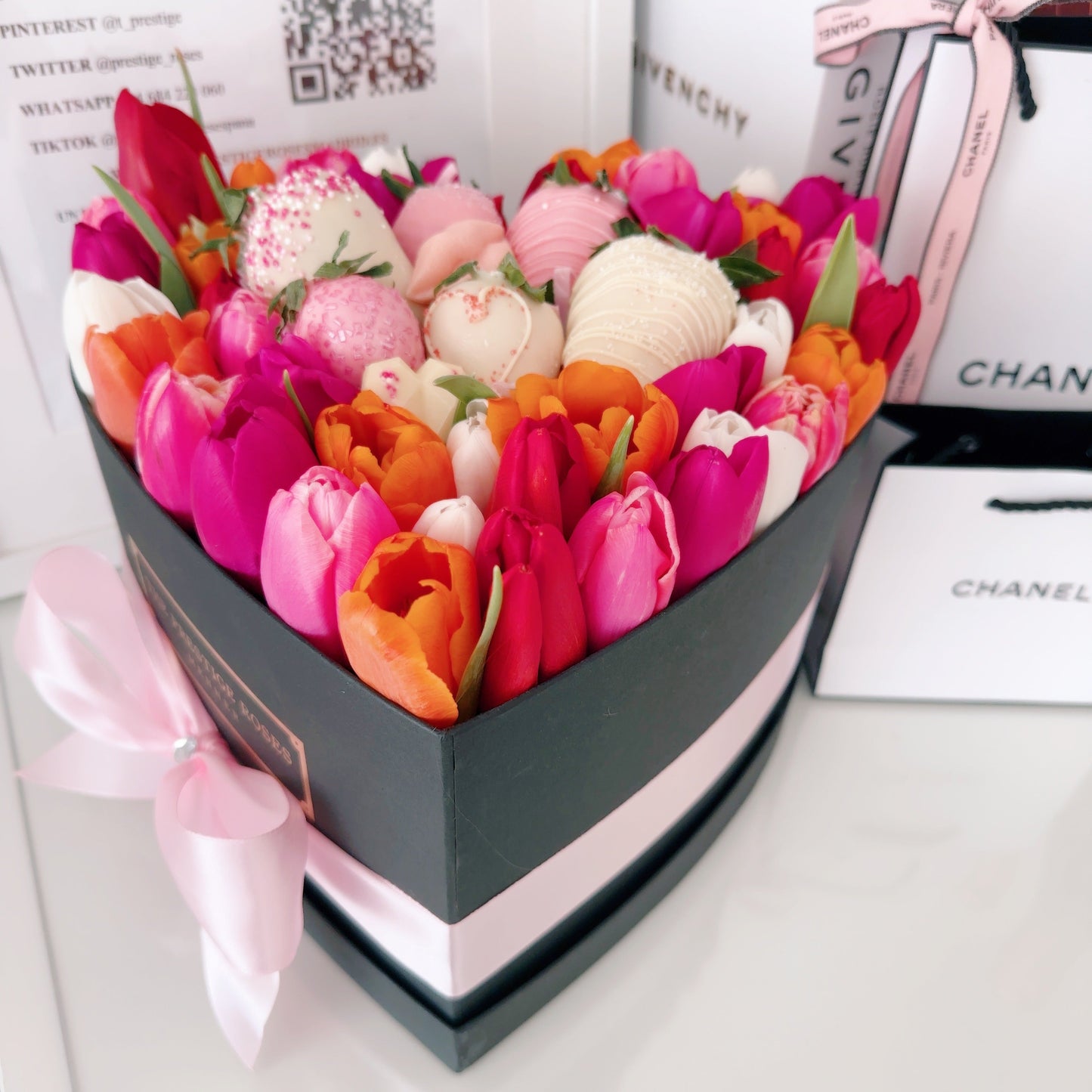 Caja de Tulipanes Frescos Combinados con Fresas Bañadas en Chocolate! | Hello Berry Madrid