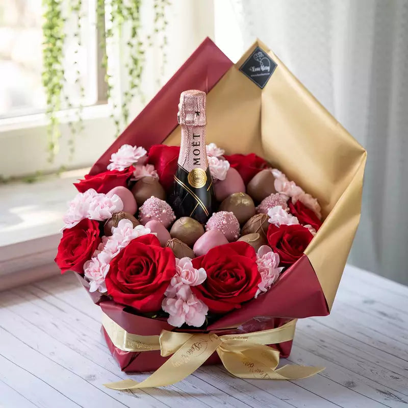 Arreglo Mediano: Deliciosas Fresas Bañadas en Chocolate y Flores Frescas con Moet
