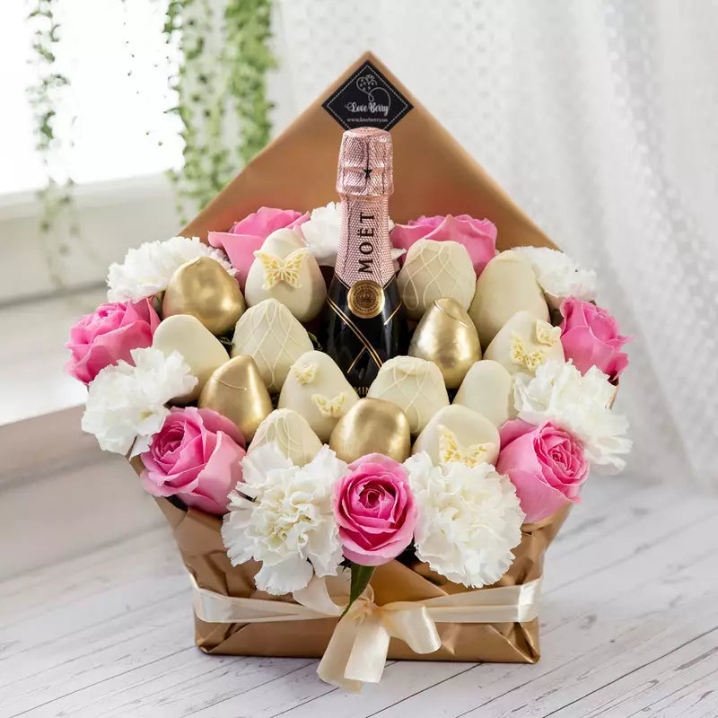 Arreglo Mediano: Deliciosas Fresas Bañadas en Chocolate y Flores Frescas con Moet