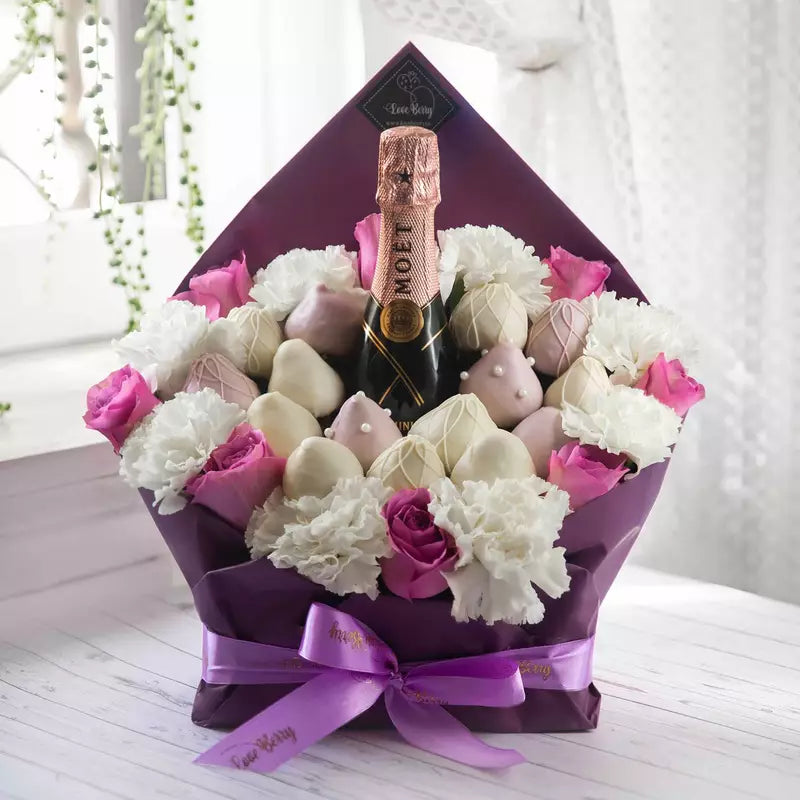 Arreglo Mediano: Deliciosas Fresas Bañadas en Chocolate y Flores Frescas con Moet