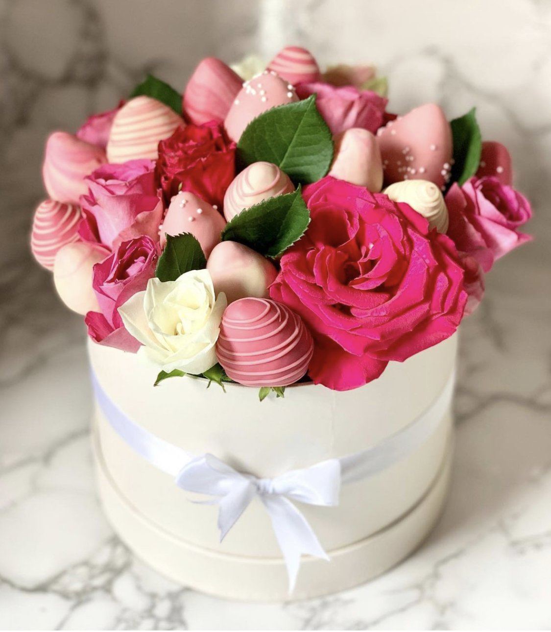 Caja Brillo de Rosas con Fresas cubiertas con chocolate | The Prestige Roses
