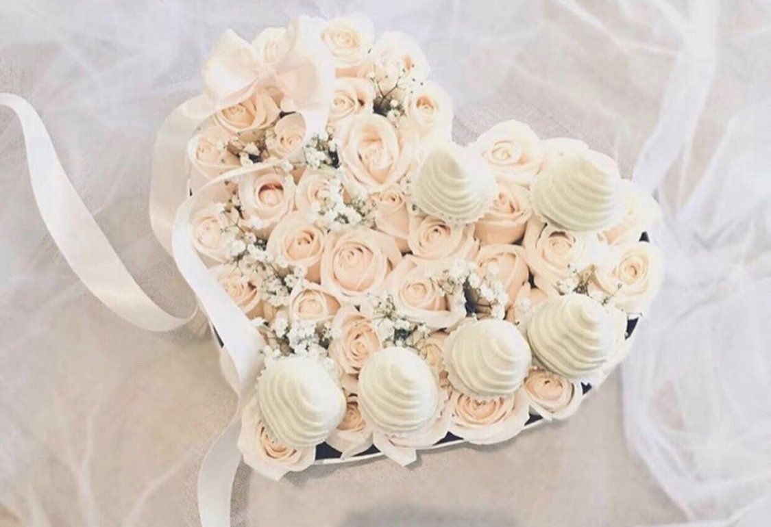 Caja Brillo de Rosas con Fresas cubiertas con chocolate | The Prestige Roses