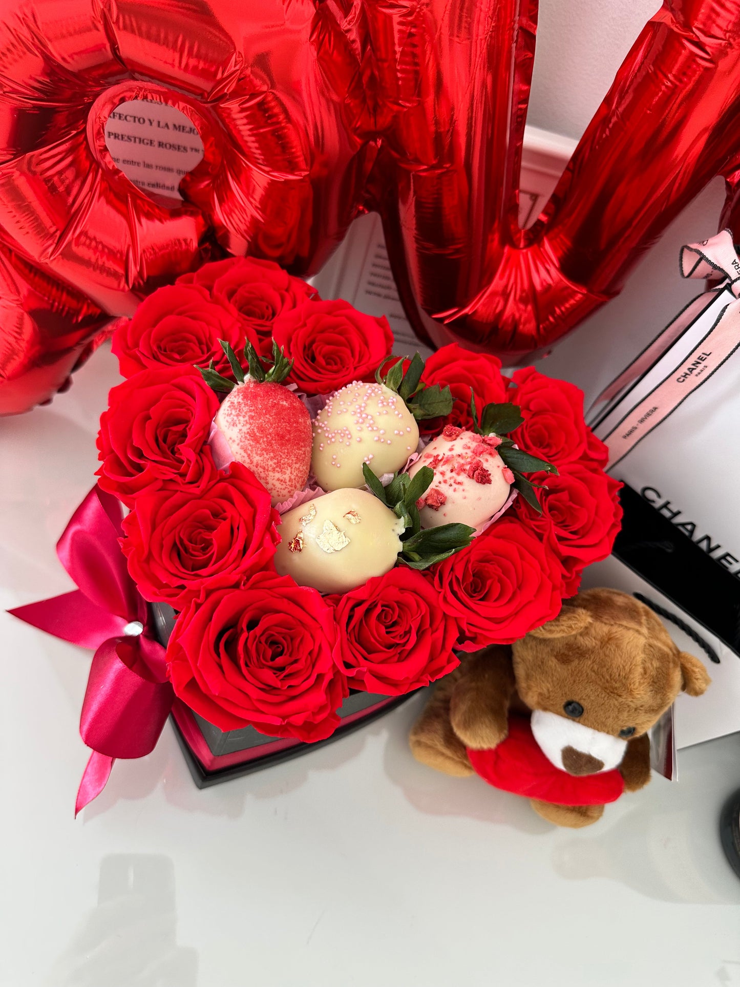 Caja de Rosas Frescas con Fresas cubiertas con chocolate / Hello Berry Madrid