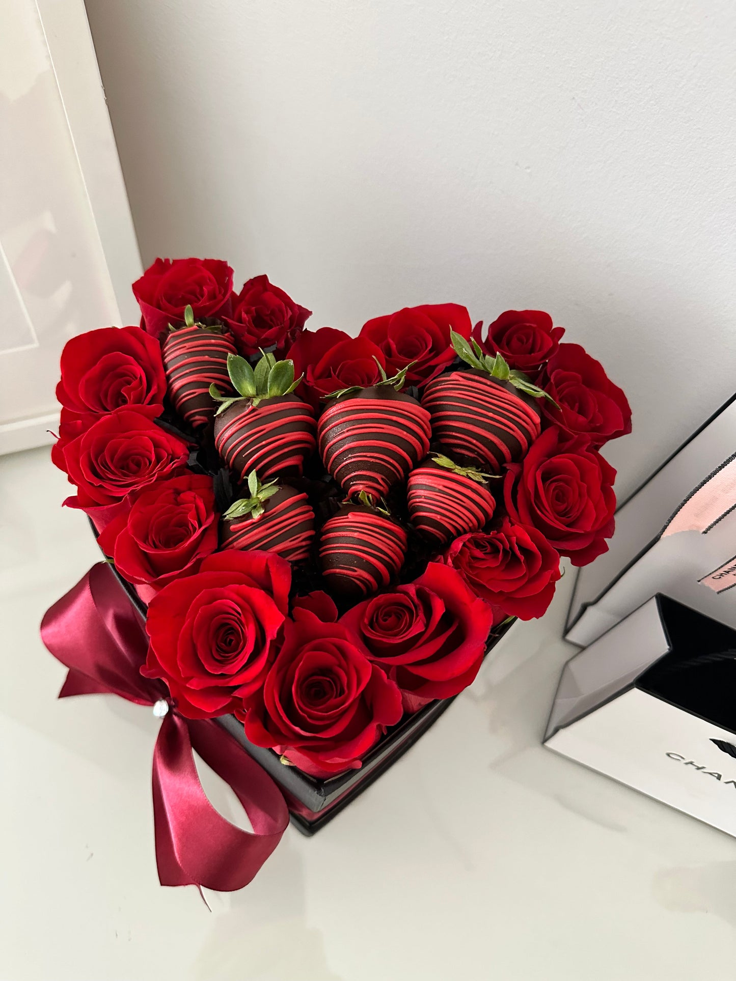 Caja de Rosas Frescas con Fresas cubiertas con chocolate / Hello Berry Madrid