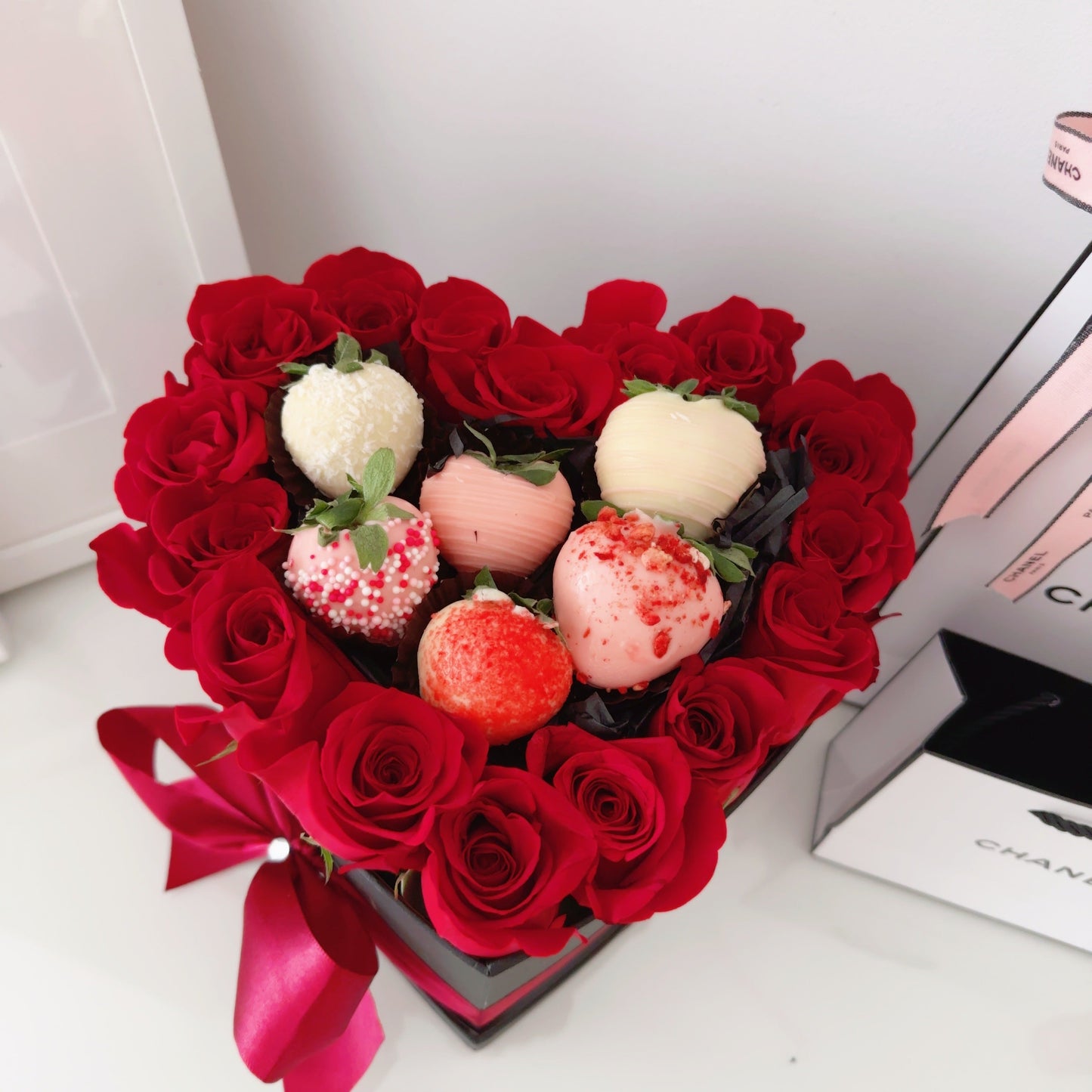 Caja de Rosas Frescas con Fresas cubiertas con chocolate / Hello Berry Madrid