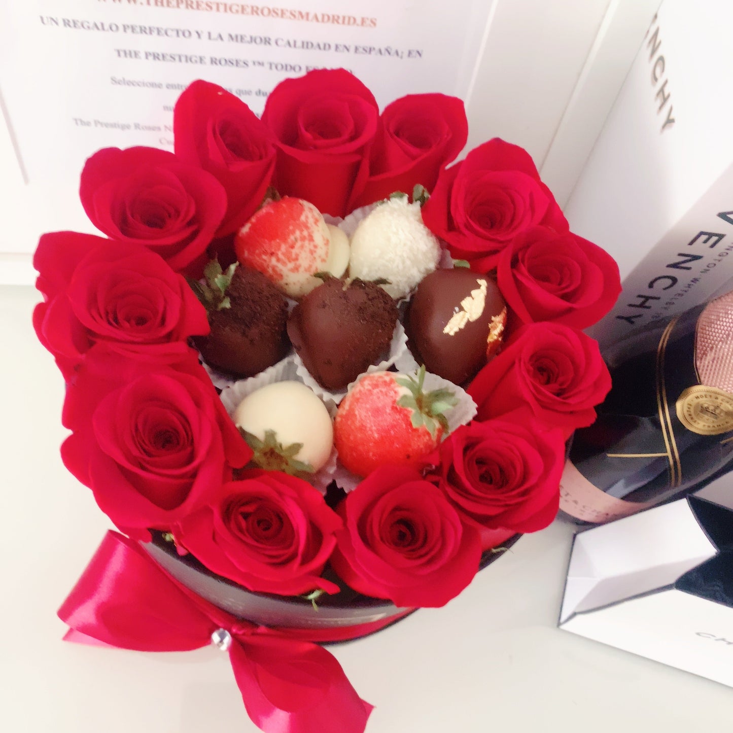 Caja de Rosas Frescas con Fresas cubiertas con chocolate / Hello Berry Madrid