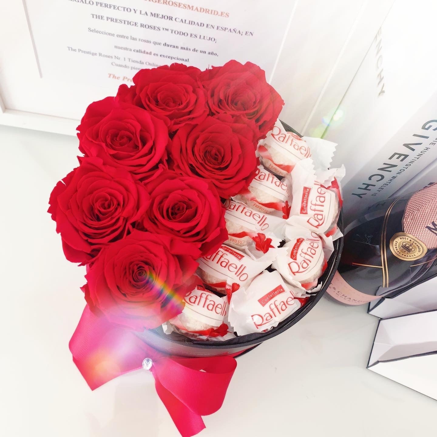 Caja de Rosas Frescas con Chocolate Ferrero Love | Hello Berry Madrid