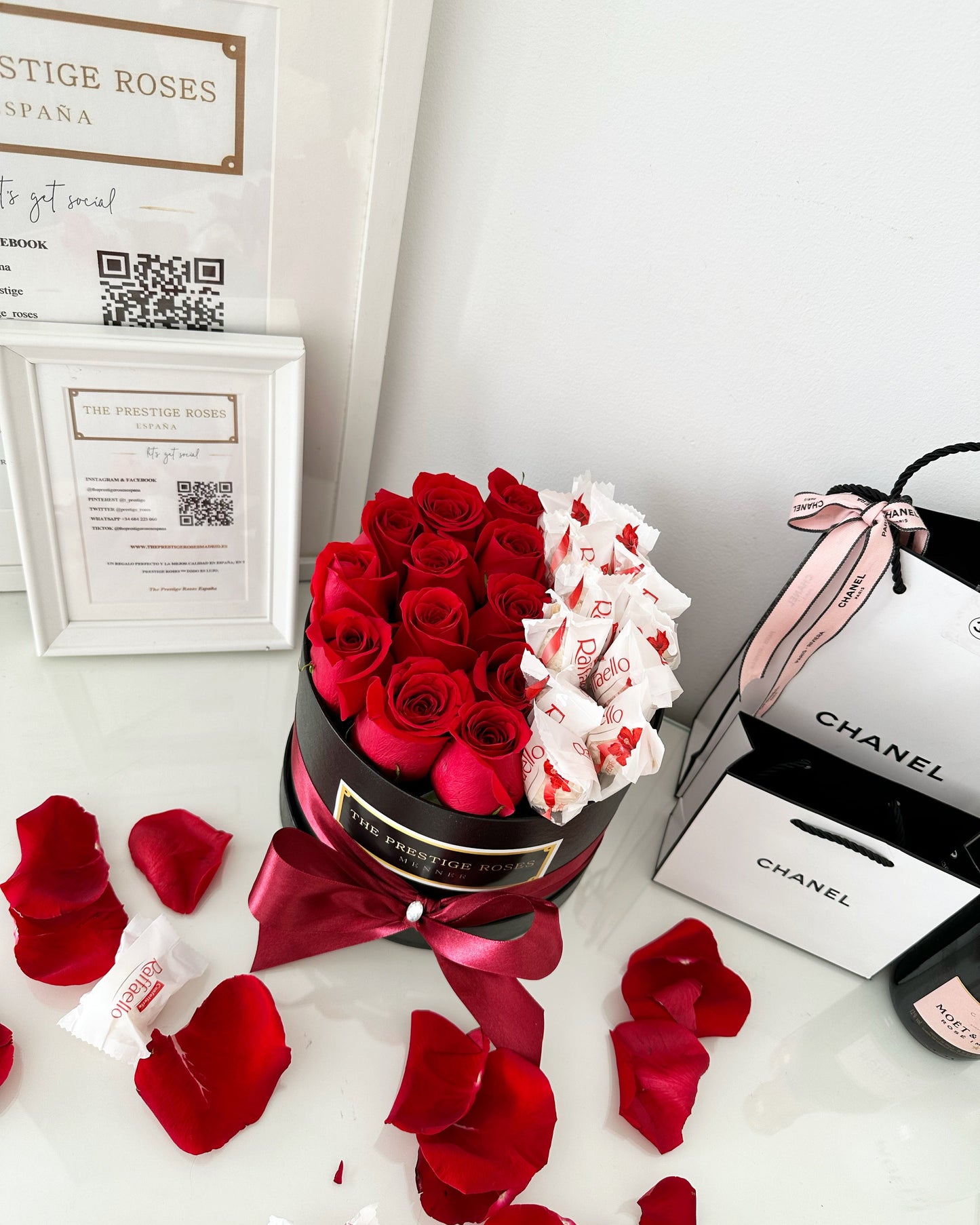 Caja de Rosas Frescas con Chocolate Ferrero Love | Hello Berry Madrid