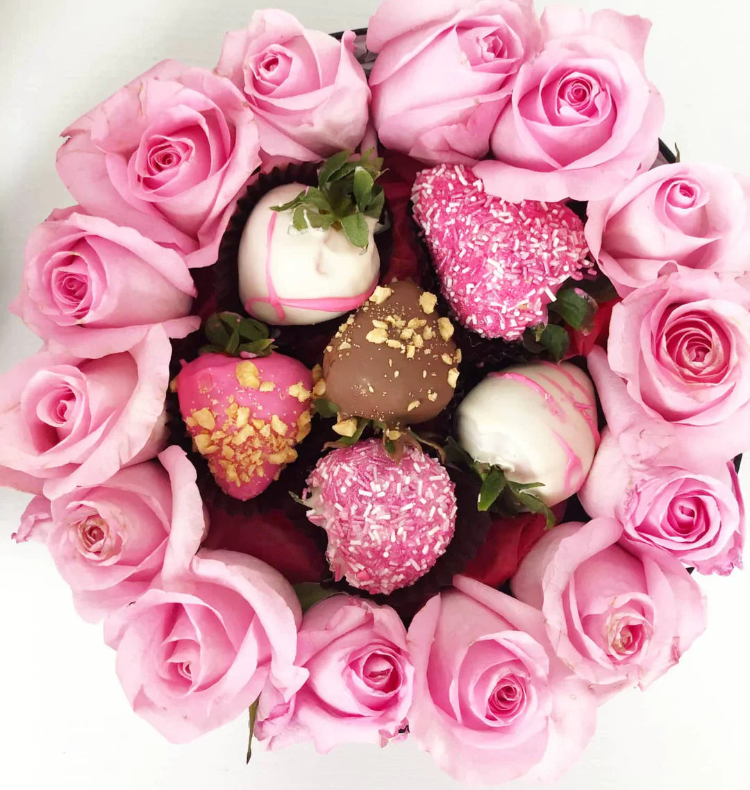 Caja de Rosas Frescas con Fresas cubiertas con chocolate / Hello Berry Madrid