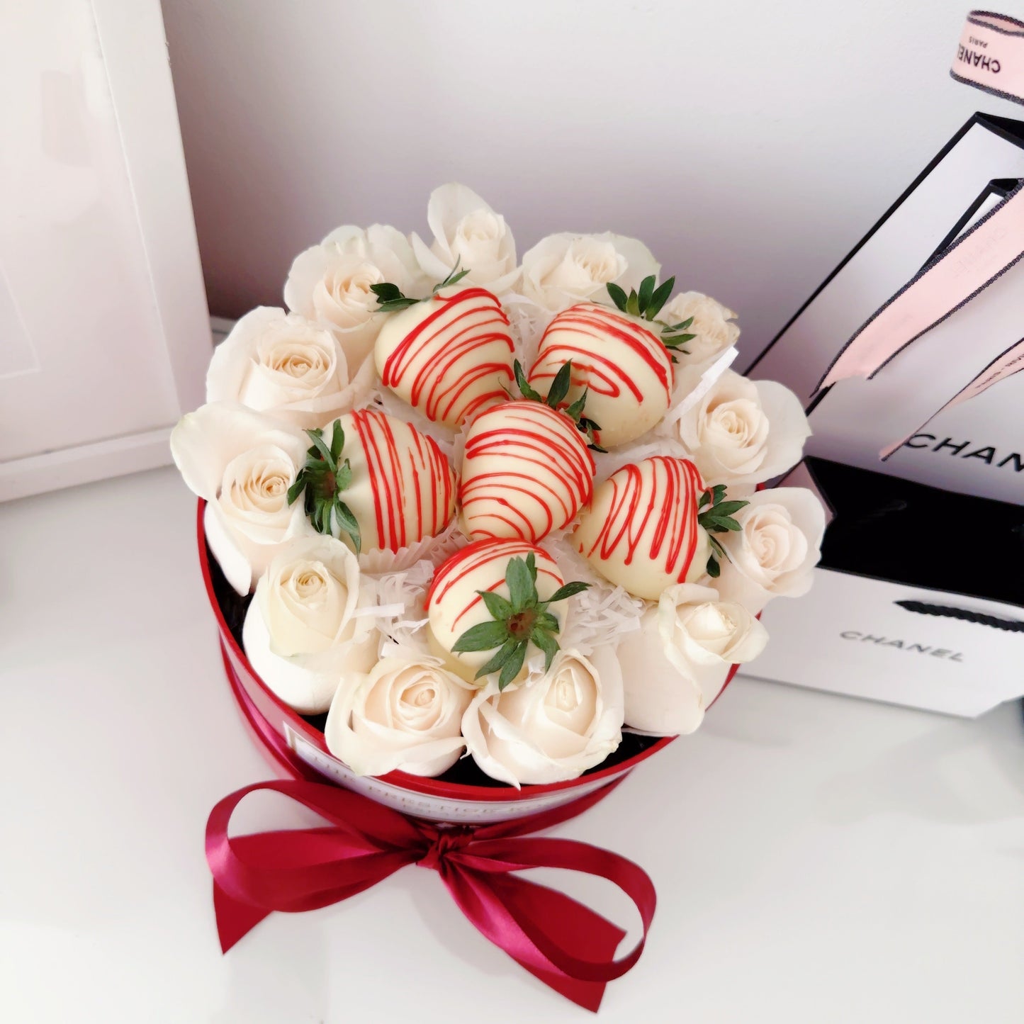 Caja de Rosas Frescas con Fresas cubiertas con chocolate / Hello Berry Madrid