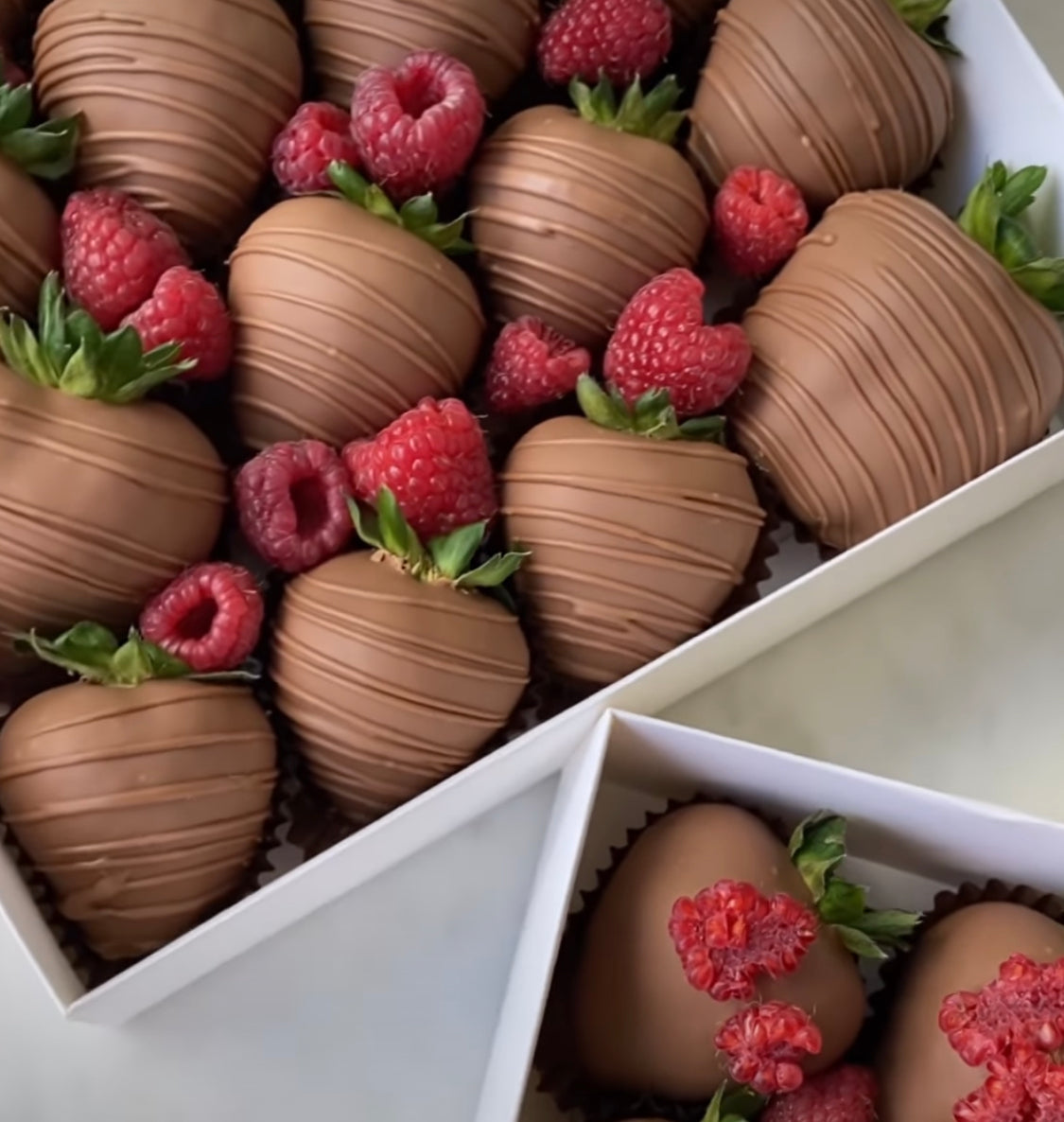 Caja de fresas bañadas en chocolate y - Hello Berry Madrid