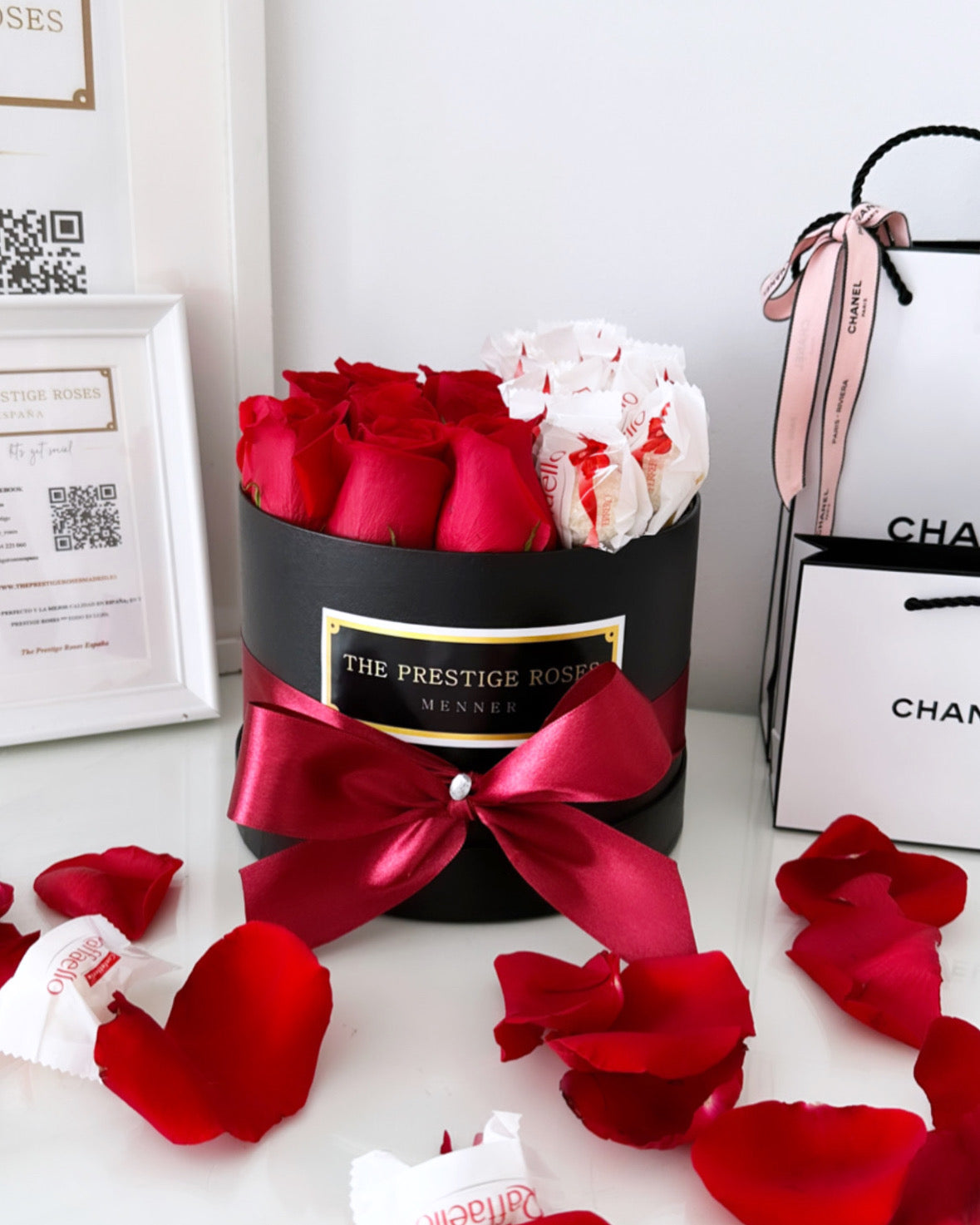 Caja de Rosas Frescas con Chocolate Ferrero Love | Hello Berry Madrid