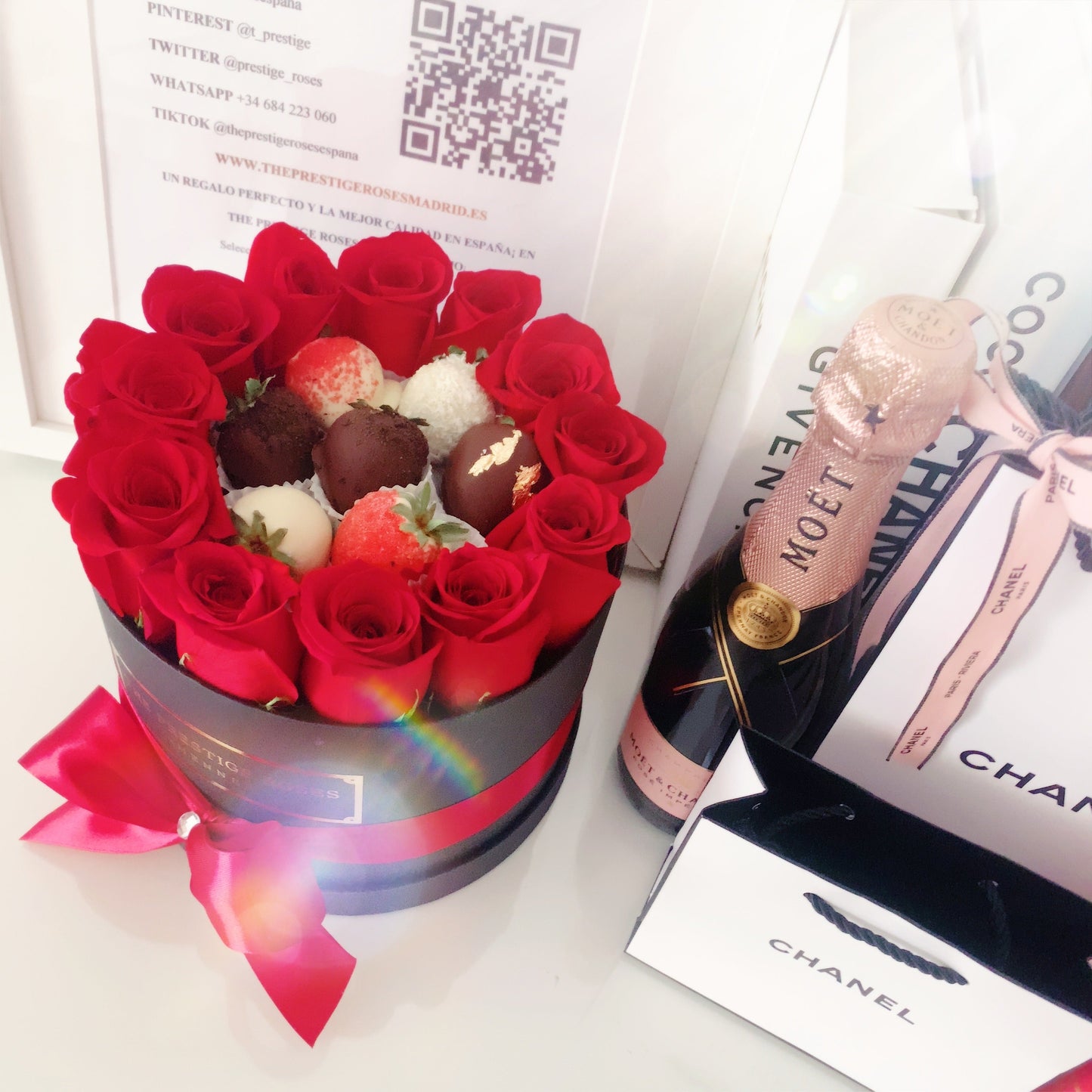 Caja de Rosas Frescas con Fresas cubiertas con chocolate / Hello Berry Madrid