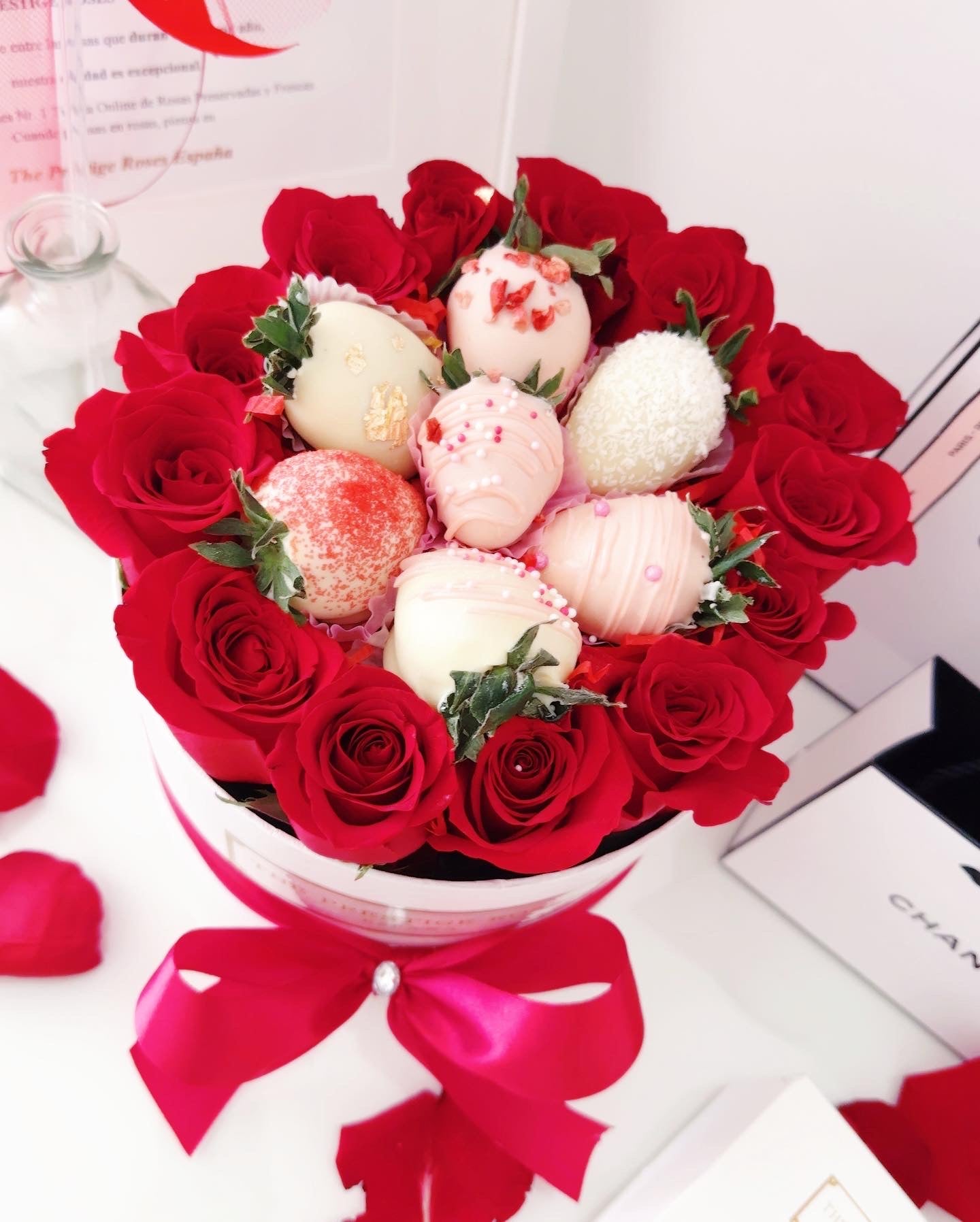 Fresas Y Flores Frescas Naturales Hello Berry