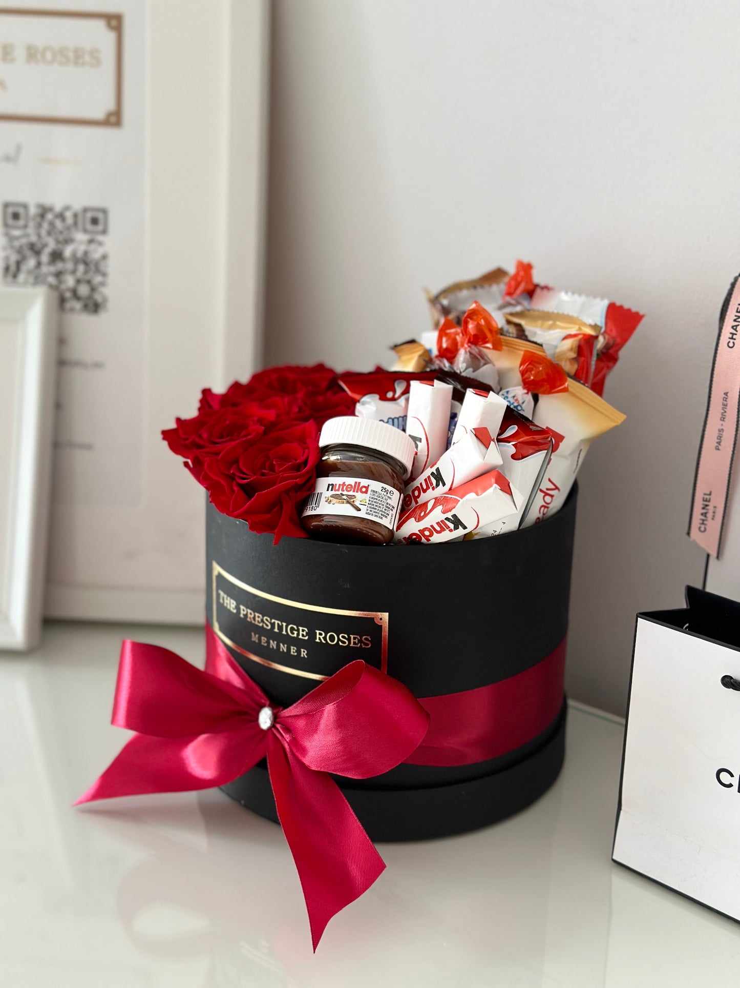 Caja de Rosas Preservadas naturales con Chocolate Hello Berry Madrid