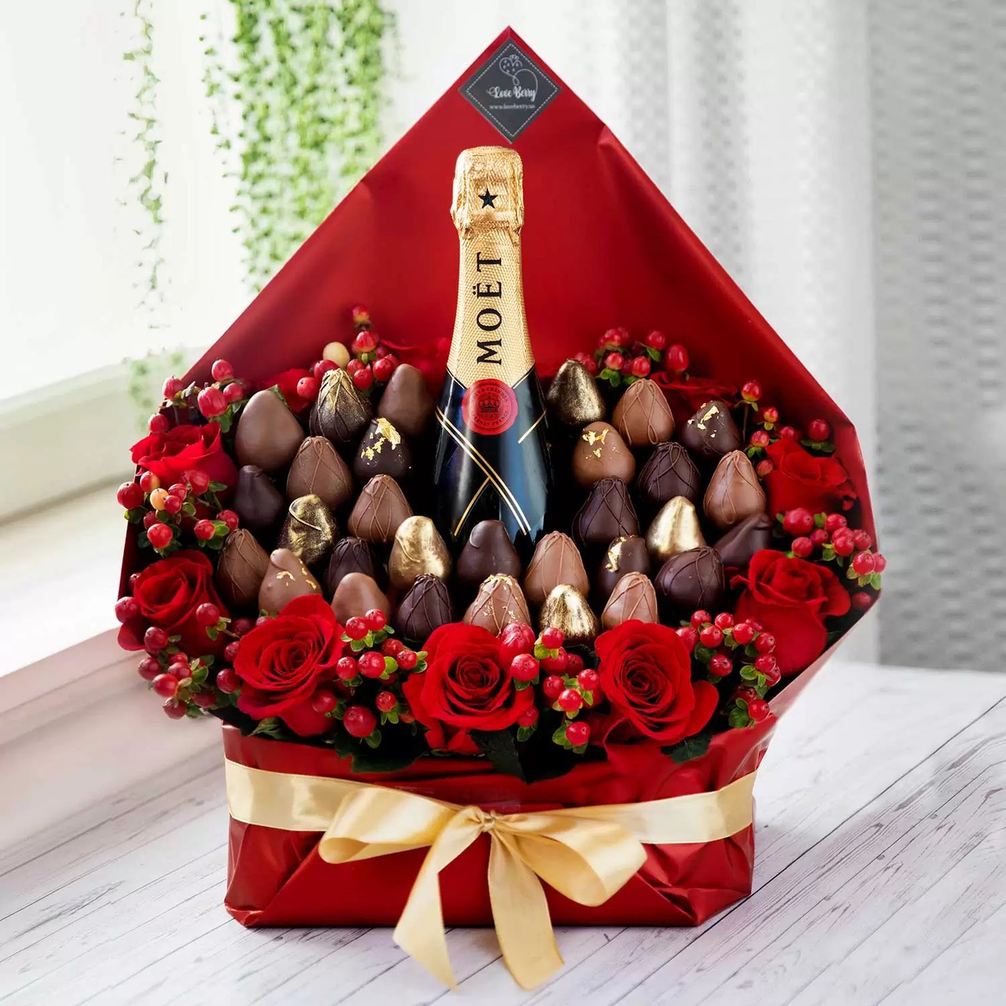 Arreglo de Lujo: Fresas Cubiertas de Chocolate y Flores Frescas con Moet