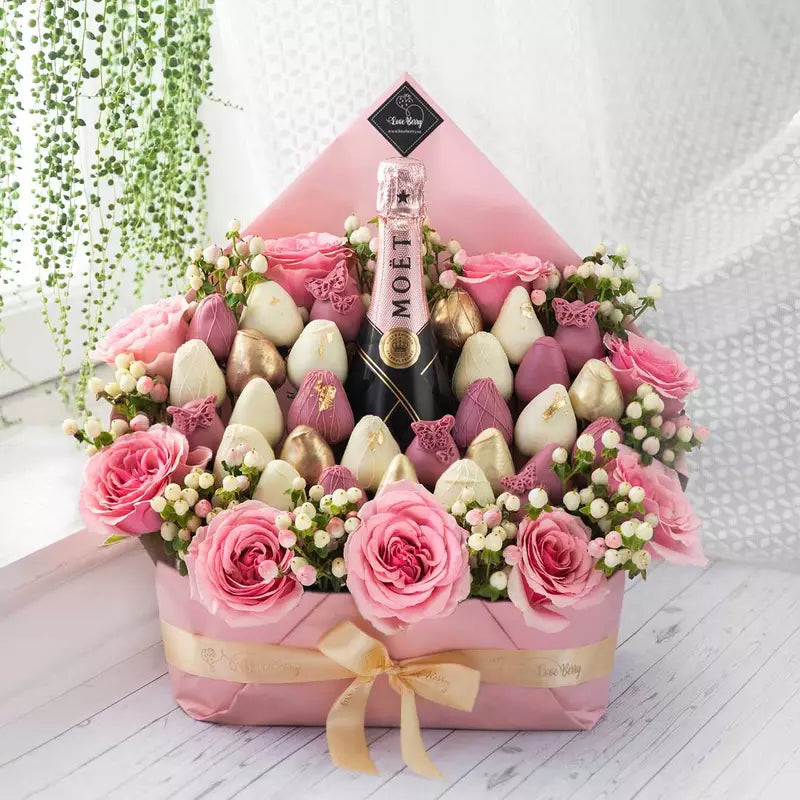 Arreglo de Lujo: Fresas Cubiertas de Chocolate y Flores Frescas con Moet