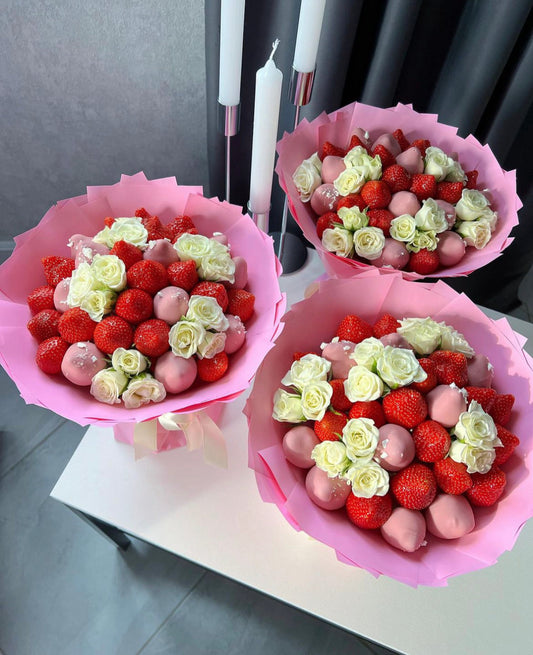 Ramo de fresas bañadas en chocolate y flores frescas