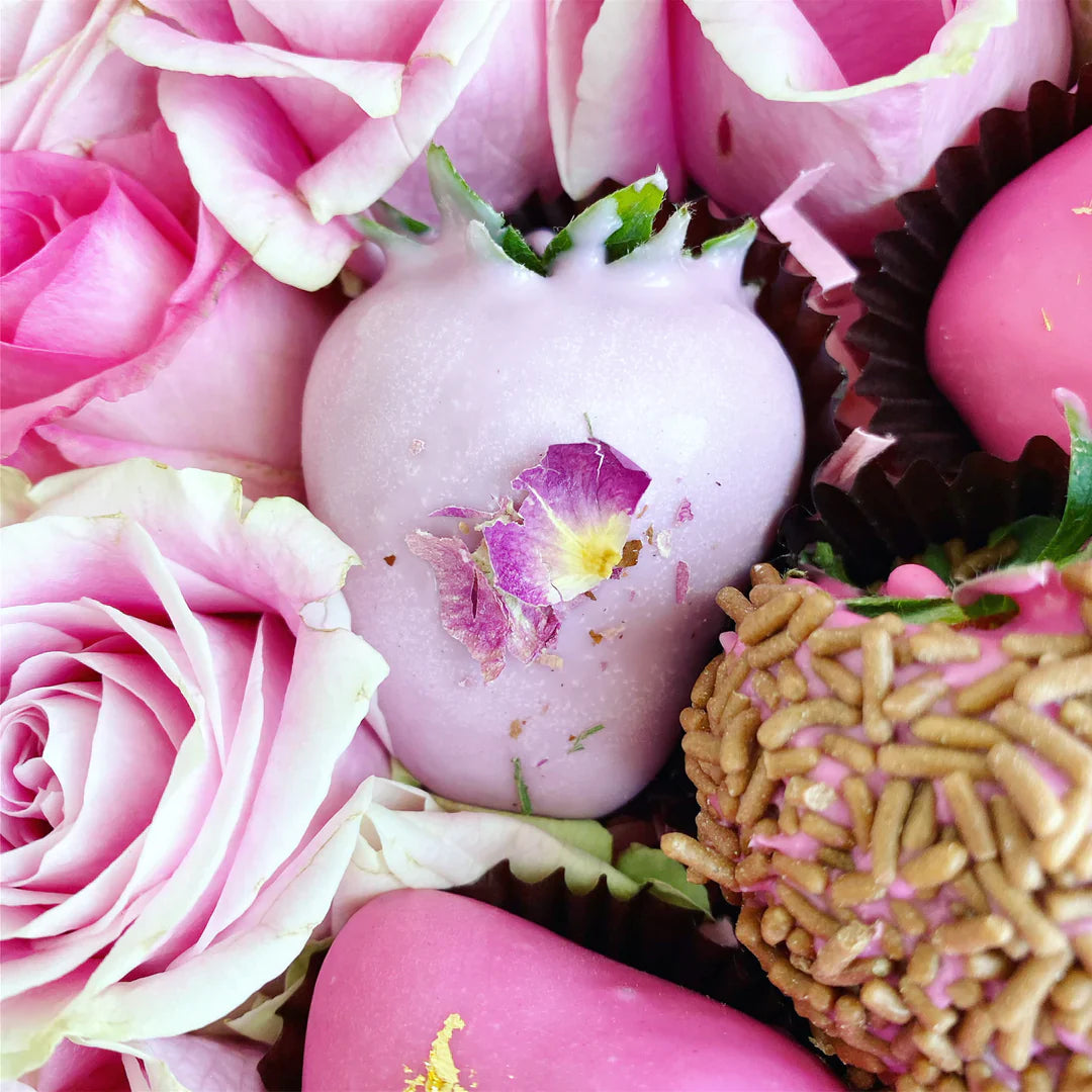 Caja cuadrada llena de rosas frescas y fresas cubiertas de chocolate y personalización | The Prestige Roses